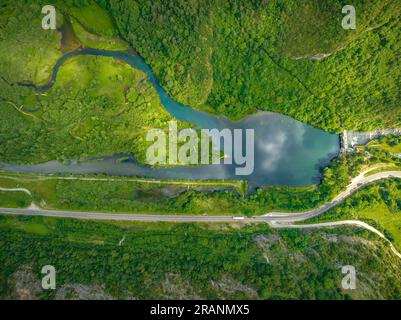 Zenithaler Blick auf das Cardet-Reservoir im Vall de Boí im Frühling (Alta Ribagorcka, Lleida, Katalonien, Spanien, Pyrenäen) Stockfoto