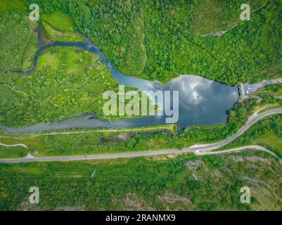 Zenithaler Blick auf das Cardet-Reservoir im Vall de Boí im Frühling (Alta Ribagorcka, Lleida, Katalonien, Spanien, Pyrenäen) Stockfoto