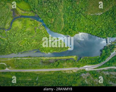 Zenithaler Blick auf das Cardet-Reservoir im Vall de Boí im Frühling (Alta Ribagorcka, Lleida, Katalonien, Spanien, Pyrenäen) Stockfoto