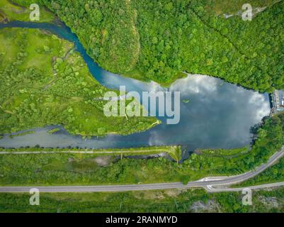 Zenithaler Blick auf das Cardet-Reservoir im Vall de Boí im Frühling (Alta Ribagorcka, Lleida, Katalonien, Spanien, Pyrenäen) Stockfoto