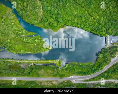 Zenithaler Blick auf das Cardet-Reservoir im Vall de Boí im Frühling (Alta Ribagorcka, Lleida, Katalonien, Spanien, Pyrenäen) Stockfoto