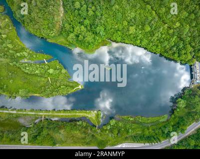 Zenithaler Blick auf das Cardet-Reservoir im Vall de Boí im Frühling (Alta Ribagorcka, Lleida, Katalonien, Spanien, Pyrenäen) Stockfoto