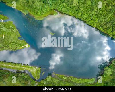 Zenithaler Blick auf das Cardet-Reservoir im Vall de Boí im Frühling (Alta Ribagorcka, Lleida, Katalonien, Spanien, Pyrenäen) Stockfoto