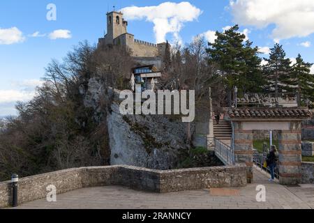 SAN MARINO, SAN MARINO - 11. MÄRZ 2023: Dies ist ein Blick auf die Guaita-Festung oder den ersten Turm auf dem Monte Titano, der die erste von drei Festungen erbaut hat Stockfoto