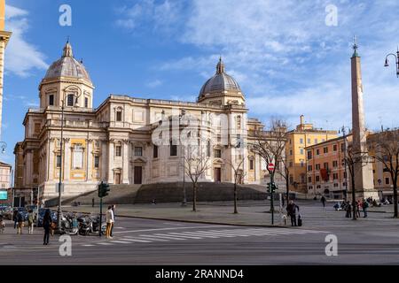 ROM, ITALIEN - 10. MÄRZ 2023: Dies sind die Apsis der Basilika Santa Maria Maggiore und des Esquilino-Obelisken auf der Piazza del Esquilino. Stockfoto