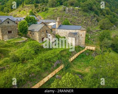 Blick aus der Vogelperspektive auf die Stadt Cardet an einem Frühlingsnachmittag im Vall de Boí (Alta Ribagorcala, Lleida, Katalonien, Spanien, Pyrenäen) Stockfoto