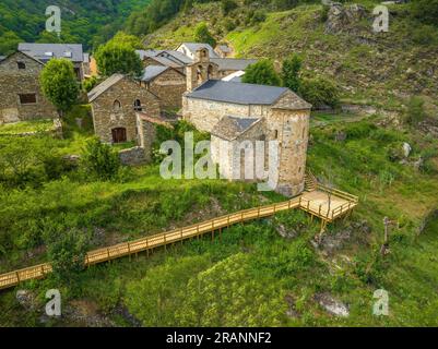 Blick aus der Vogelperspektive auf die Stadt Cardet an einem Frühlingsnachmittag im Vall de Boí (Alta Ribagorcala, Lleida, Katalonien, Spanien, Pyrenäen) Stockfoto