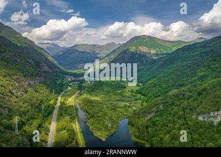 Blick aus der Vogelperspektive auf das Vall de Boí-Tal an einem Sommernachmittag (Alta Ribagorcca, Lleida, Katalonien, Spanien, Pyrenäen) ESP: Vista aérea del valle de Boí Stockfoto