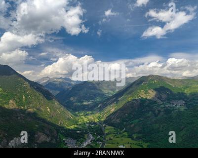 Blick aus der Vogelperspektive auf das Vall de Boí-Tal an einem Sommernachmittag (Alta Ribagorcca, Lleida, Katalonien, Spanien, Pyrenäen) ESP: Vista aérea del valle de Boí Stockfoto