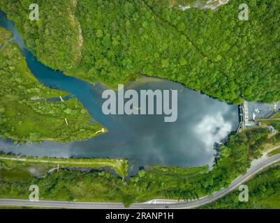 Zenithaler Blick auf das Cardet-Reservoir im Vall de Boí im Frühling (Alta Ribagorcka, Lleida, Katalonien, Spanien, Pyrenäen) Stockfoto