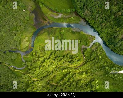 Zenithaler Blick auf das Cardet-Reservoir im Vall de Boí im Frühling (Alta Ribagorcka, Lleida, Katalonien, Spanien, Pyrenäen) Stockfoto