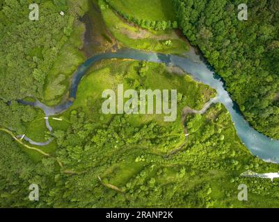 Zenithaler Blick auf das Cardet-Reservoir im Vall de Boí im Frühling (Alta Ribagorcka, Lleida, Katalonien, Spanien, Pyrenäen) Stockfoto