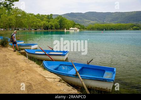 Boote am Ufer des Sees von Banyoles (Pla de l'Estany, Girona, Katalonien, Spanien) ESP: Barcas a la orilla del Lago de Bañolas (Gerona, España) Stockfoto