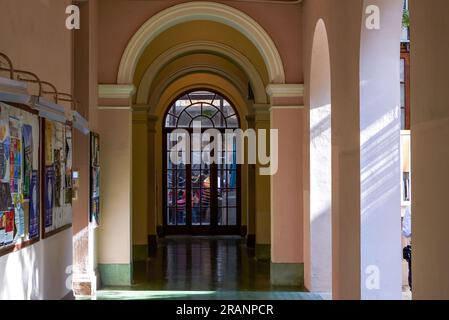 Korridore und rote Backsteingebäude in der Hong Kong University Stockfoto