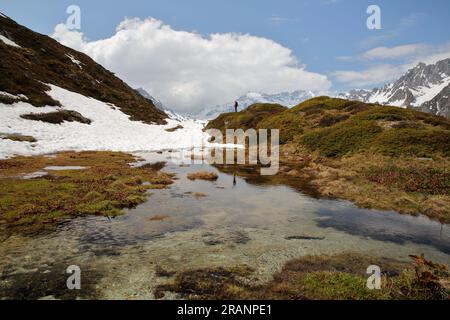 Panoramablick von einem kleinen See in der Nähe des Lac du Clou (Clou-See), über dem Chaviere-Tal, Vanoise-Nationalpark, französische Alpen, Frankreich Stockfoto