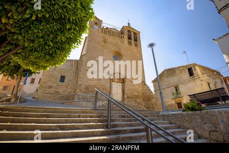 Fassade und Eingang der Kirche Miralcamp. PLA d'Urgell, Lleida, Katalonien, Spanien ESP: Fachada y portada de la iglesia de Miralcamp. Lérida España Stockfoto