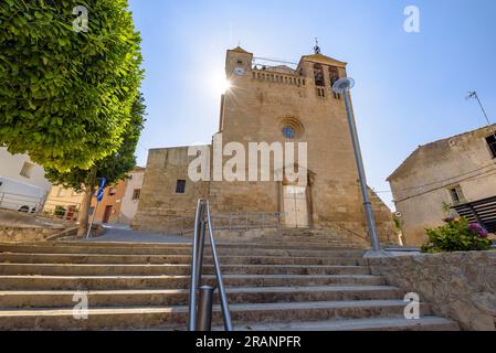 Fassade und Eingang der Kirche Miralcamp. PLA d'Urgell, Lleida, Katalonien, Spanien ESP: Fachada y portada de la iglesia de Miralcamp. Lérida España Stockfoto