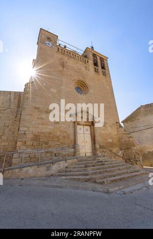 Fassade und Eingang der Kirche Miralcamp. PLA d'Urgell, Lleida, Katalonien, Spanien ESP: Fachada y portada de la iglesia de Miralcamp. Lérida España Stockfoto