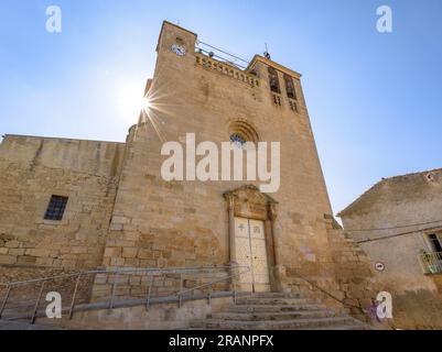 Fassade und Eingang der Kirche Miralcamp. PLA d'Urgell, Lleida, Katalonien, Spanien ESP: Fachada y portada de la iglesia de Miralcamp. Lérida España Stockfoto