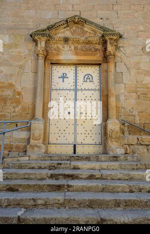 Fassade und Eingang der Kirche Miralcamp. PLA d'Urgell, Lleida, Katalonien, Spanien ESP: Fachada y portada de la iglesia de Miralcamp. Lérida España Stockfoto