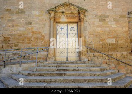 Fassade und Eingang der Kirche Miralcamp. PLA d'Urgell, Lleida, Katalonien, Spanien ESP: Fachada y portada de la iglesia de Miralcamp. Lérida España Stockfoto