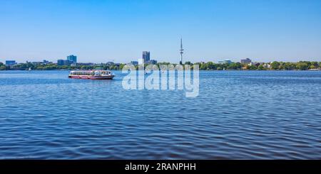 Panoramablick auf die Hamburger Alster von der Kennedybrücke bis zur Alten Rabenstraße, Touristenboot vor dem Hotel Stockfoto