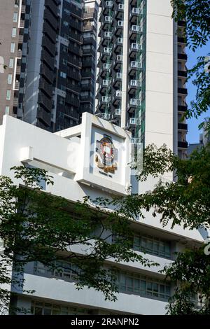 Blick auf hohe Gebäude und öffentliche Straßen im Stadtgebiet von Hongkong Stockfoto