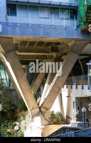 Blick auf hohe Gebäude und öffentliche Straßen im Stadtgebiet von Hongkong Stockfoto