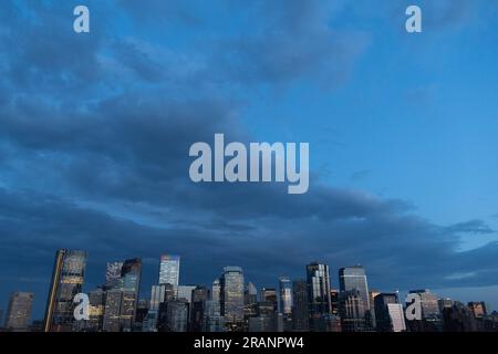 Calgary, Alberta, Kanada. 5. Juli 2023. Die Gebäude der Innenstadt von Calgary, Kanada, sind bei Sonnenuntergang zu sehen. (Kreditbild: © Matias Basualdo/ZUMA Press Wire) NUR REDAKTIONELLE VERWENDUNG! Nicht für den kommerziellen GEBRAUCH! Stockfoto