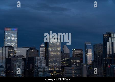 Calgary, Alberta, Kanada. 5. Juli 2023. Die Gebäude der Innenstadt von Calgary, Kanada, sind bei Sonnenuntergang zu sehen. (Kreditbild: © Matias Basualdo/ZUMA Press Wire) NUR REDAKTIONELLE VERWENDUNG! Nicht für den kommerziellen GEBRAUCH! Stockfoto