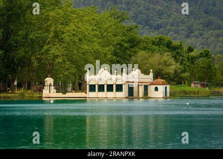 Die symbolträchtige Marimonfischerei im Banyolesee (Pla de l'Estany, Girona, Katalonien, Spanien) ESP: La emblemática pesquería Marimon en Banyoles Stockfoto