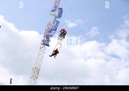 Strausberg, Deutschland. 02. Juli 2023. Märkisch Oderland: Das Foto zeigt Künstler der Falko Traber High-Wire Show im Kulturpark in Strausberg (Foto: Simone Kuhlmey/Pacific Press/Sipa USA). Kredit: SIPA USA/Alamy Live News Stockfoto