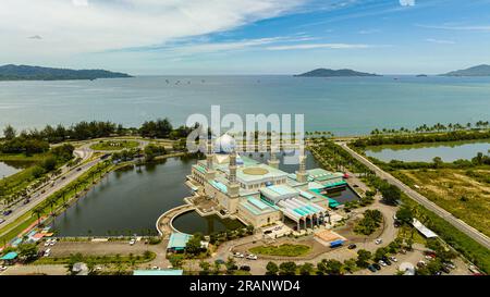 Luftdrohne von Bandaraya Kota Kinabalu Moschee und Meer. Sabah, Borneo. Malaysia. Stockfoto