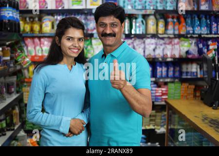 Vater Tochter kauft im Supermarkt ein. Ich kaufe Lebensmittel für zu Hause im Supermarkt. Fröhlicher Vater und fröhliche Tochter, die im Einkaufszentrum Daumen hoch halten. Stockfoto