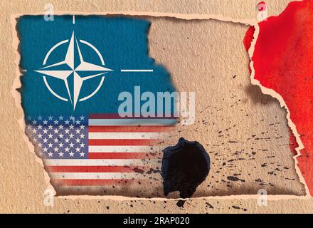 Flagge der NATO-Nordatlantikvertrags-Organisation und US-Flagge auf abstraktem Hintergrund aus zerrissenem, strukturiertem Papier mit Flecken. Stockfoto