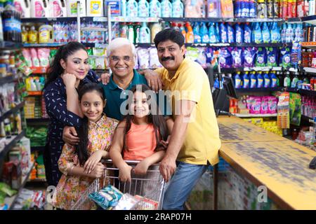 Viel Spaß mit der Familie beim Einkaufen im Supermarkt und Supermarkt. Sie suchen nach den gewünschten Produkten, die sie kaufen müssen. Stockfoto