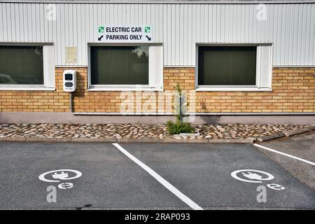 Leere Ladestation für Elektroautos vor einem Hotel in Kempele, Finnland Stockfoto