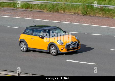 2014 Yellow Mini Cooper D, DT 115 Start/Stop Car Hatchback Diesel 1496 cm3 mit hoher Geschwindigkeit auf der Autobahn M6 in Greater Manchester, Großbritannien Stockfoto