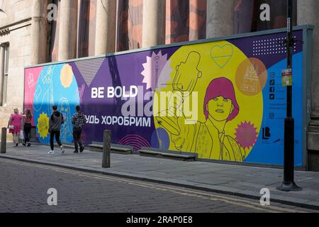 Sei mutig, Kunst in der Bold Street über den Eurovision Song Contest, Stadtzentrum Liverpool, Merseyside, England, Stockfoto