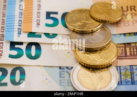 Nahaufnahme von Euro-Münzen und -Banknoten, Anlagekonzept. Stockfoto
