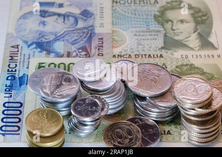 Münzen und Banknoten der alten italienischen Währung, die nach der Einführung der einheitlichen Euro-Währung nicht mehr in Umlauf sind. Stockfoto