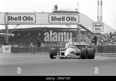 Dateifoto von 12-07-1987 von dem britischen Rennfahrer Nigel Mansell in seinem Williams-Honda auf dem Weg zum Sieg beim britischen Grand Prix in Silverstone. Nigel Mansell musste sich einen neuen Reifensatz kaufen, nachdem er Vibrationen auf seinem Williams meldete. Mit noch 30 Runden war er der beste Teil einer halben Minute hinter seinem Teamkollegen und dem erbitterten Rivalen Nelson Piquet. Ausgabedatum: Mittwoch, 5. Juli 2023. Stockfoto