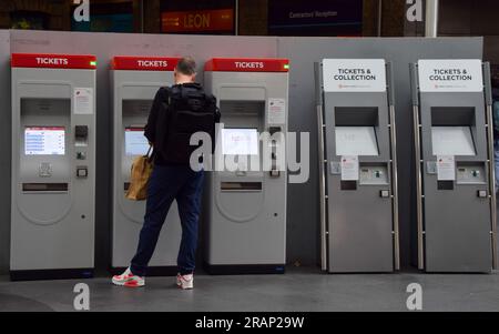 London, England, Großbritannien. 5. Juli 2023. Ein Passagier kauft ein Ticket an einem Selbstbedienungsautomaten an einem Bahnhof in London. Branchenverband die Rail Delivery Group (RDG) hat Pläne aufgestellt, in den nächsten drei Jahren fast alle Fahrkartenbüros in England zu schließen, da die meisten Reisenden nun Fahrkarten online und über Automaten an Bahnhöfen erwerben. Die Pläne sind aufgrund der Auswirkungen auf Arbeitsplätze und gefährdete Fluggäste unter Beschuss geraten. (Kreditbild: © Vuk Valcic/ZUMA Press Wire) NUR REDAKTIONELLE VERWENDUNG! Nicht für den kommerziellen GEBRAUCH! Stockfoto