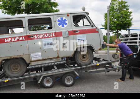 Berlin, Deutschland. 05. Juli 2023. Am 5. Juli 2023 wurde vor dem parlament in Berlin, Deutschland, ein von Ukrainern in Derhachi in der Nähe von Charkiv, Ukraine, eingesetzter Krankenwagen installiert, um auf russische Kriegsverbrechen aufmerksam zu machen. Ukrainische, litauische und deutsche Aktivisten standen hinter der Aktion, die von über 20 deutschen Gesetzgebern unterstützt wurde. Kredit: Ales Zapotocky/CTK Photo/Alamy Live News Stockfoto