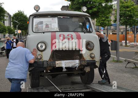 Berlin, Deutschland. 05. Juli 2023. Am 5. Juli 2023 wurde vor dem parlament in Berlin, Deutschland, ein von Ukrainern in Derhachi in der Nähe von Charkiv, Ukraine, eingesetzter Krankenwagen installiert, um auf russische Kriegsverbrechen aufmerksam zu machen. Ukrainische, litauische und deutsche Aktivisten standen hinter der Aktion, die von über 20 deutschen Gesetzgebern unterstützt wurde. Kredit: Ales Zapotocky/CTK Photo/Alamy Live News Stockfoto