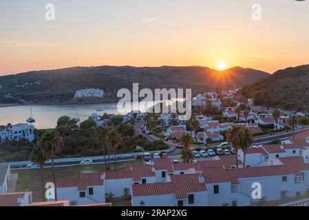 Sonnenuntergang über Playa de Fornells in Menorca, Spanien Stockfoto