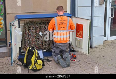 Ein BT Openreach Telekommunikationsingenieur, der an einem offenen Kabinett in Coleraine, County Londonderry, Nordirland arbeitet Stockfoto