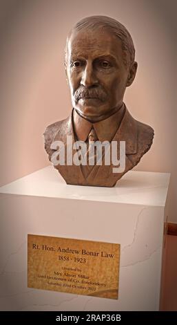Eine Bronzebüste von Rt Hon Andrew Bonar Law (1858–1923), britischer konservativer Politiker und Premierminister des Vereinigten Königreichs, ausgestellt in Coleraine Stockfoto