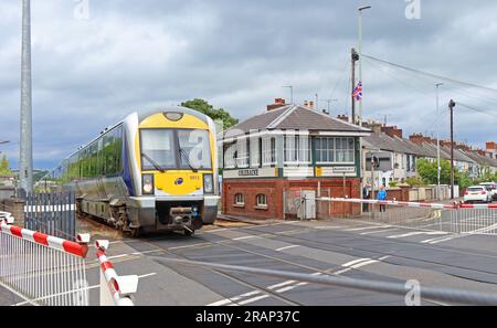 Der Zug der NI Railways fährt sicher über die Bahnübergänge in der Bushmills Rd, Coleraine, Northern Ireland, UK, BT52 2BN Stockfoto