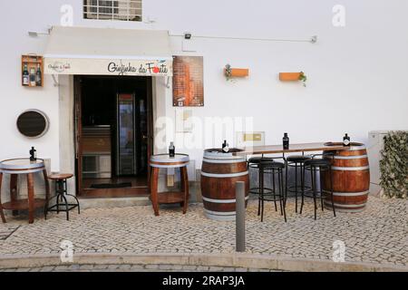 Tavira, Portugal - 20. Oktober 2022: Einsame Barterrasse mit Fässern in Tavira Stockfoto